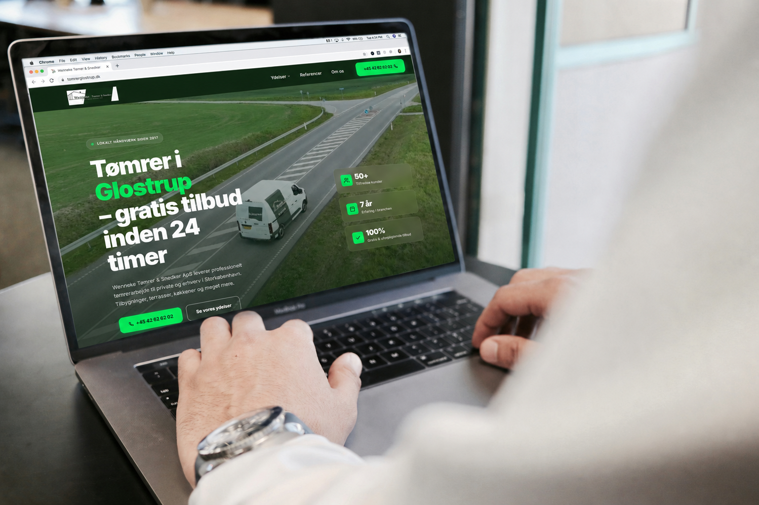 Professionel hjemmeside bygget af NordicWebFlow — vist på MacBook laptop